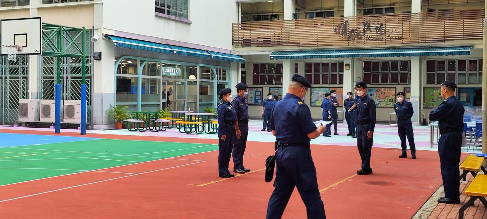 教練於校園操場指導學員隊列訓練