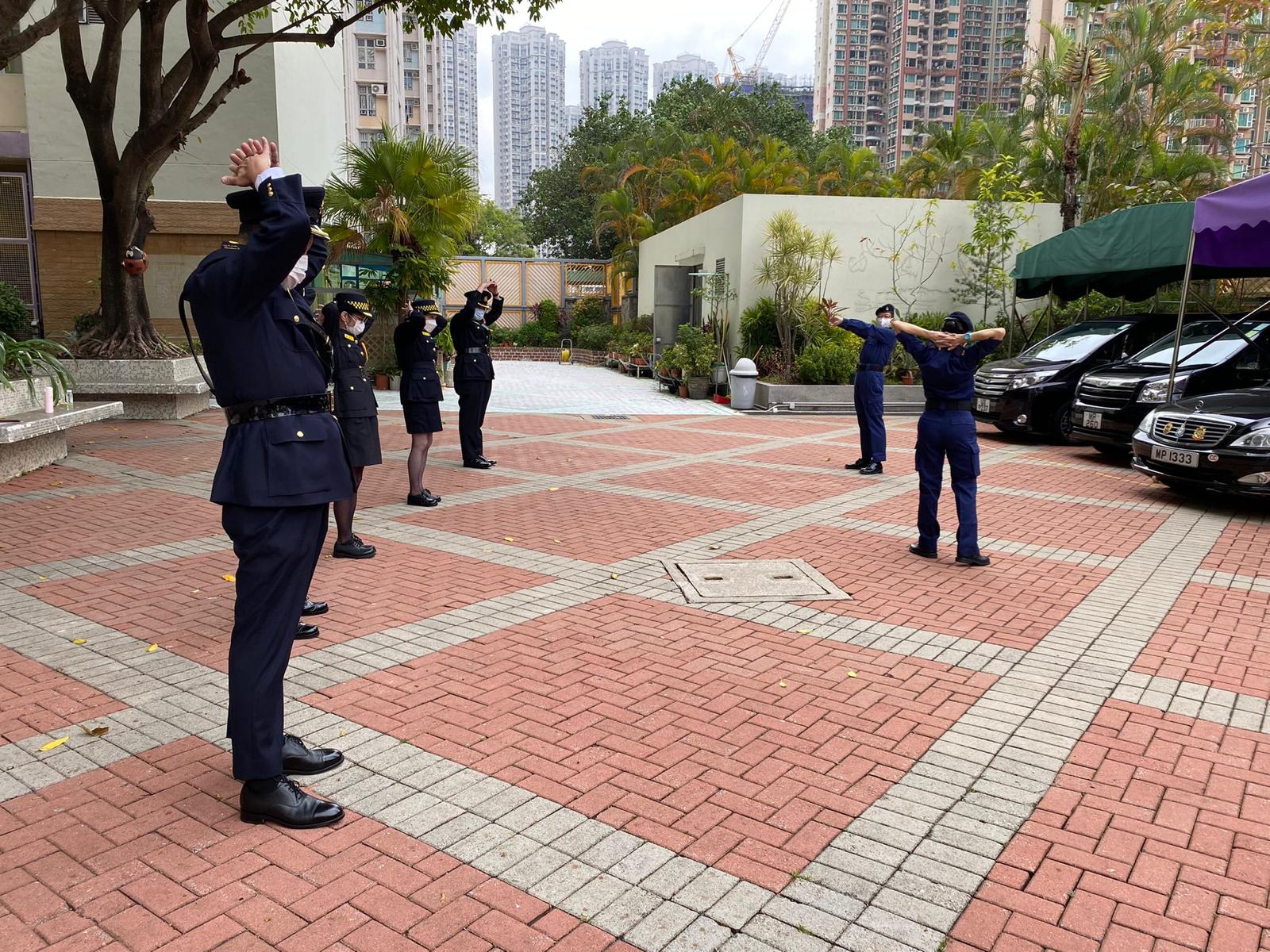 升旗隊學員練習敬禮及典禮程序