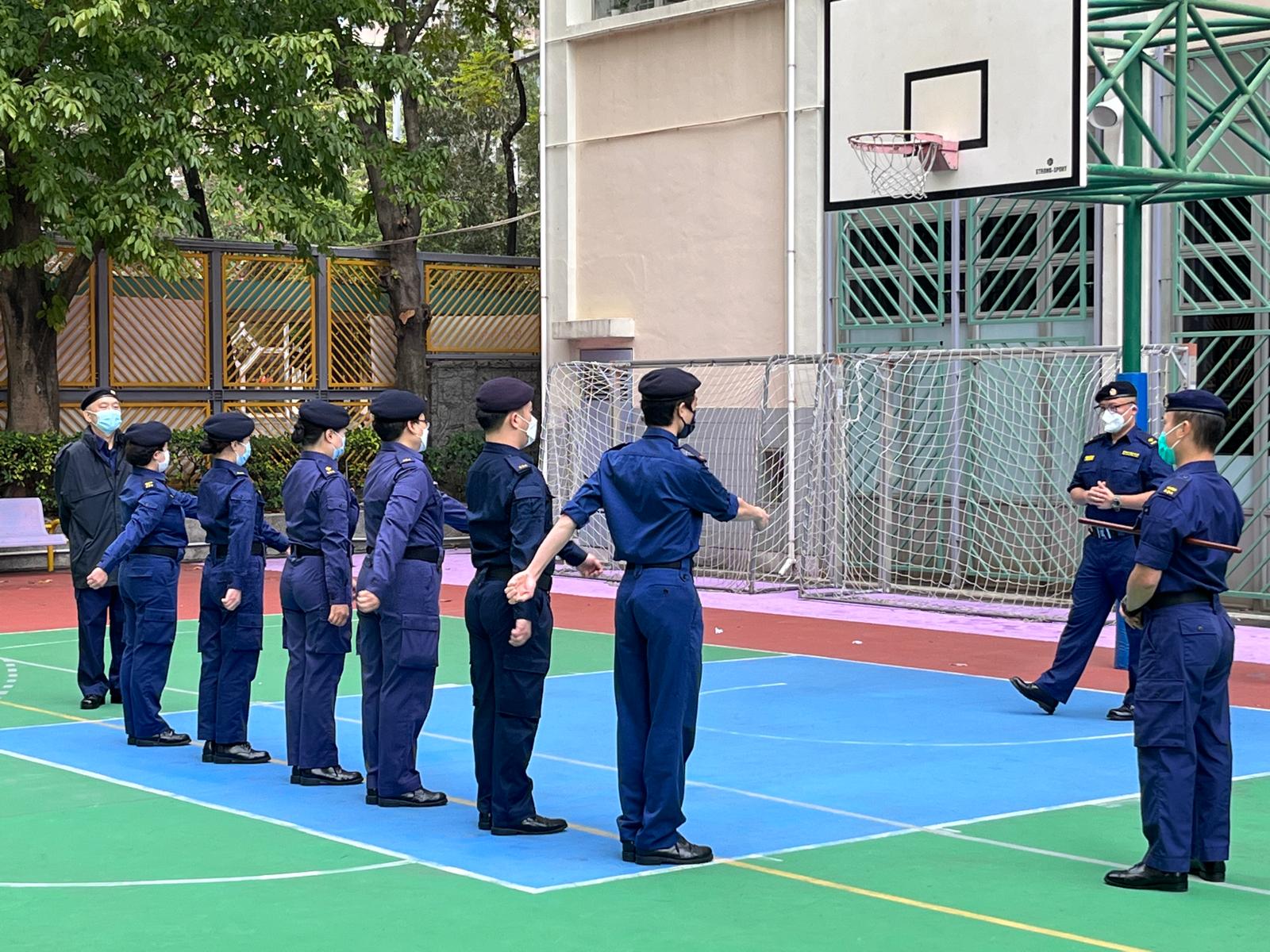 學員於校園操場列隊進行中式步操訓練
