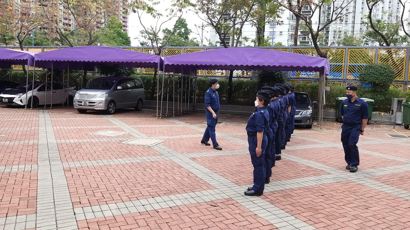 制服團隊於校園進行隊列檢閱