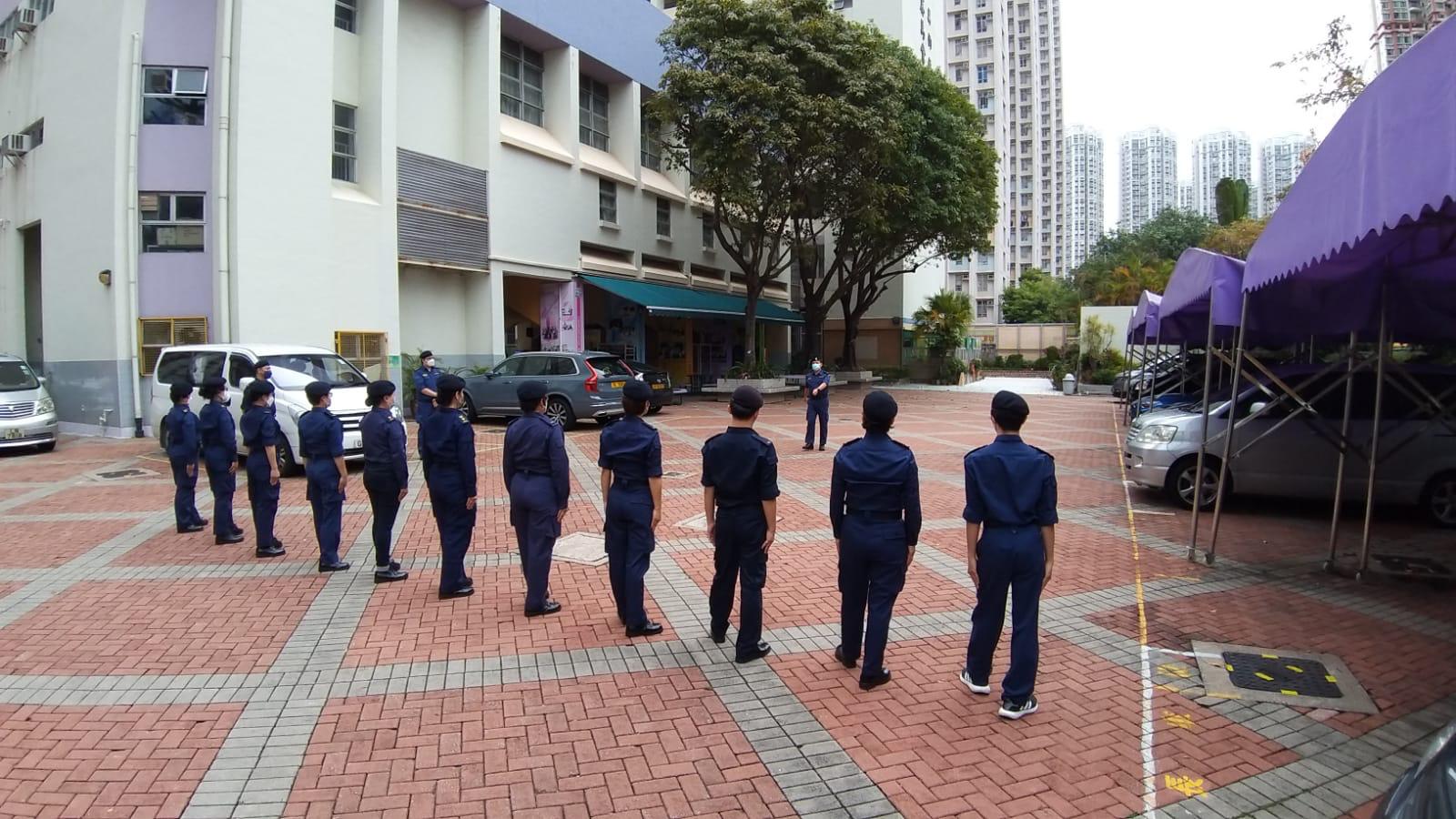導師在球場上指導學員排列隊形及間距